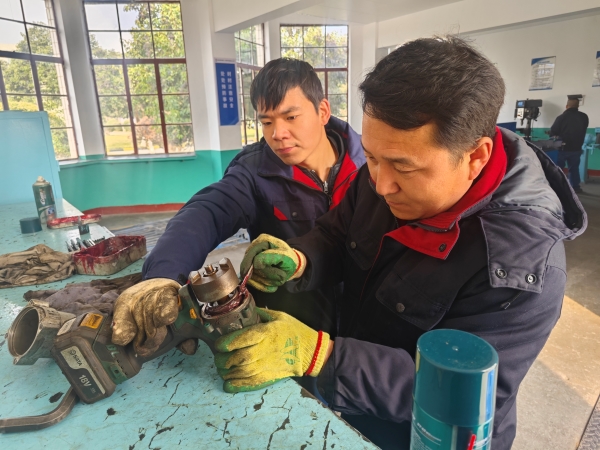 馬順邦和李玄給電動扳手加注潤滑油.jpg