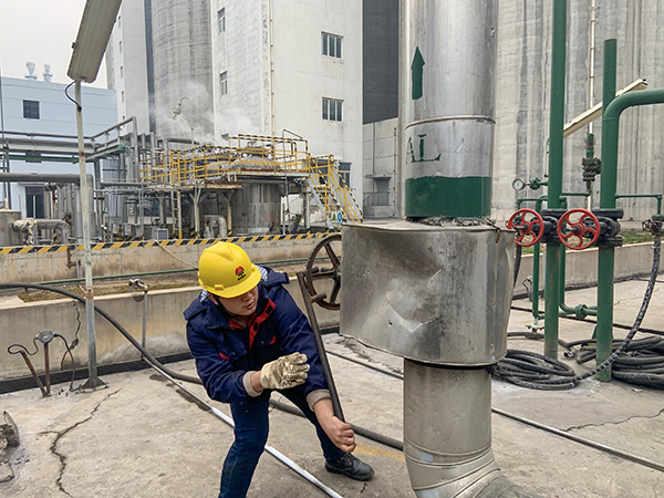 3月12時，合成車間員工關(guān)小閥門，避免浪費.jpg