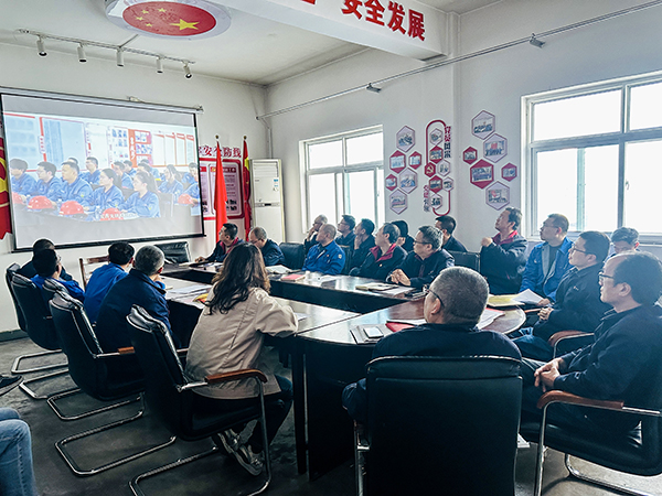 3月13日下午，物料車間黨支部開展“惠學(xué)礪心 筑夢(mèng)前行”主題黨日活動(dòng)，圖為集中觀看了陜煤集團(tuán)第一期惠學(xué)礪心大課堂錄播視頻.jpg