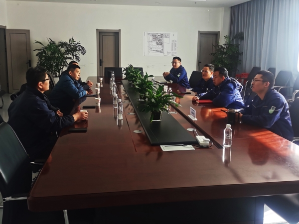 白安林與胡抗戰(zhàn)，杜寶順認(rèn)真交流_20250318092349.jpg