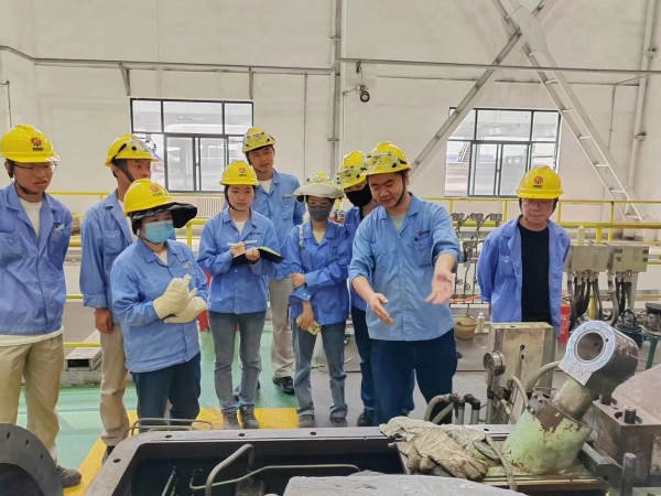 班長對班組人員現(xiàn)場培訓.jpg