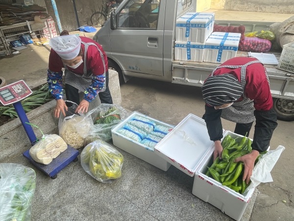 餐廳人員驗收蔬菜.jpg