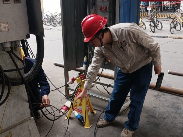 4月9日，計(jì)控電儀部安全員黃建榮在進(jìn)行安全用電現(xiàn)場(chǎng)檢查，為作業(yè)人員指出問題并認(rèn)真講解正確操作及規(guī)定。.jpg