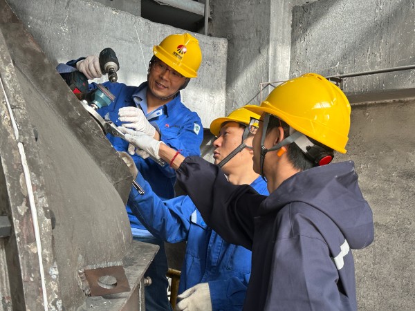 4月9日王明偉、康金生、青工曾炳睿在2#鍋爐磨煤機更換北側磨輥溫度.jpg