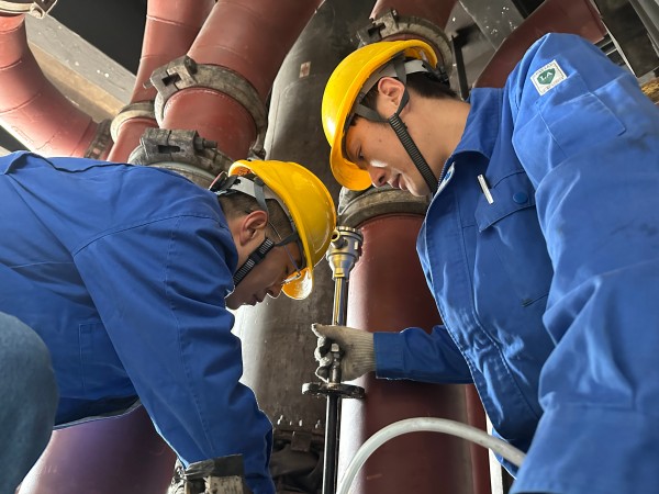 4月9日王明偉、康金生在2#鍋爐磨煤機更換磨輥溫度.jpg