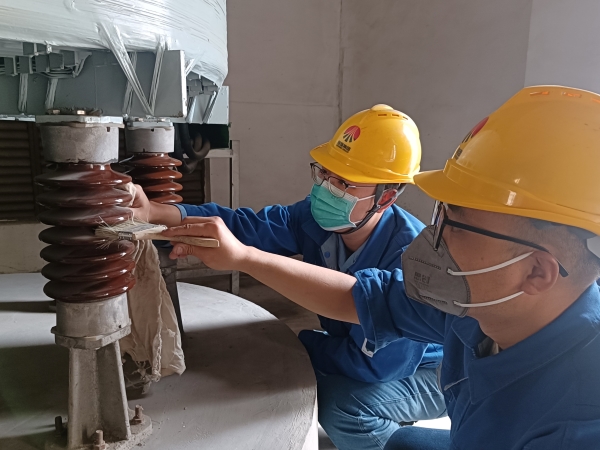 賈華銘和喬坤對(duì)絕緣子進(jìn)行清掃.jpg
