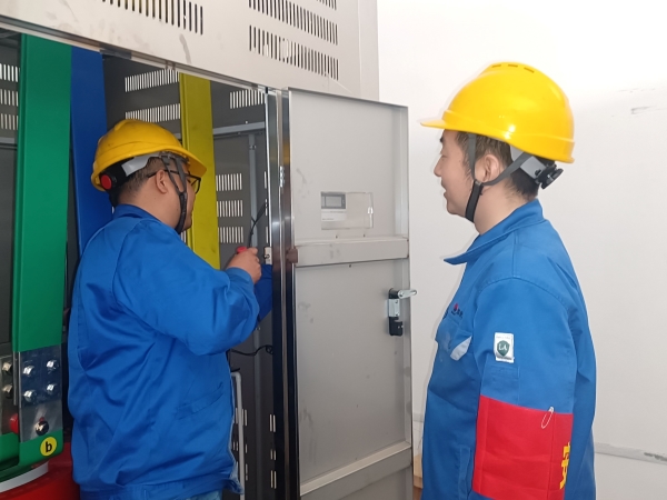 孔維成對(duì)新配電室控制回路進(jìn)行接線.jpg
