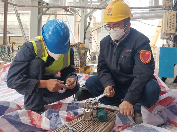 4月13日，計(jì)控電儀部員工方立民在一期空分現(xiàn)場(chǎng)進(jìn)行空分儀表的更換工作.jpg