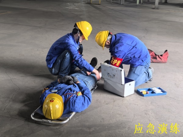 演練中傷員緊急救助.jpg