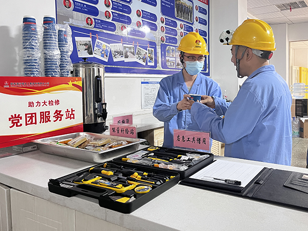 黨團服務站志愿者為檢修人員提供酸梅湯.jpg