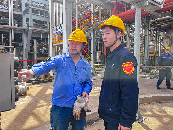 青年突擊隊彌彬園向技術(shù)員呂玉亮請教問題.jpg