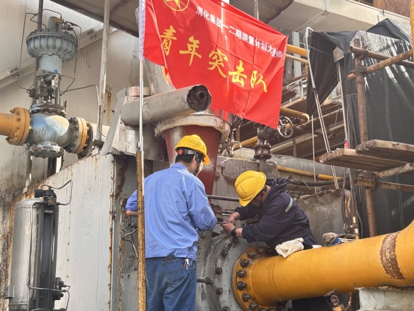 青年突擊隊(duì)的旗幟高高飄揚(yáng)。.jpg