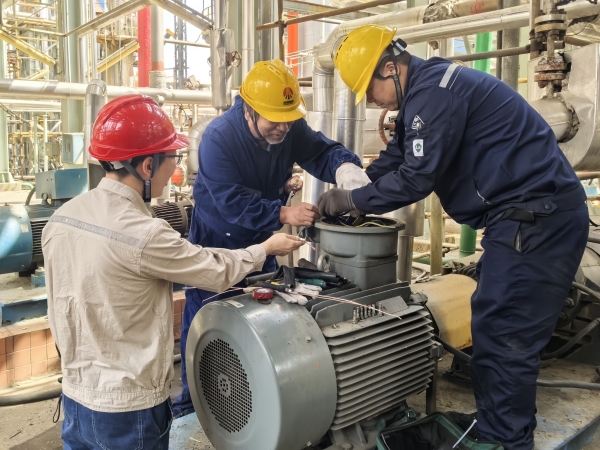 電氣人員正在檢修電動(dòng)機(jī).jpg