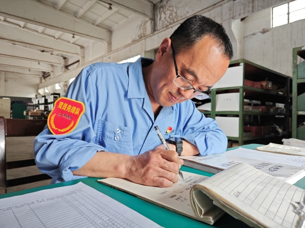 劉阿鵬現(xiàn)場登記辦理工器具借用手續(xù).jpg