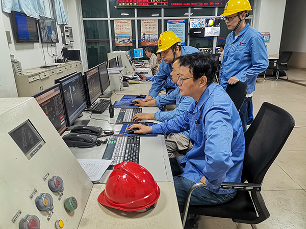 4月21日，3號鍋爐點爐，車間各工藝人員正在精心操作，嚴密監(jiān)控.jpg